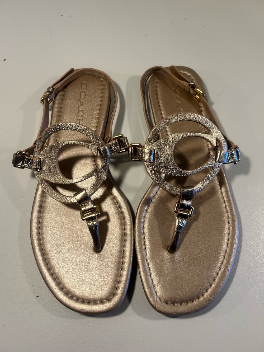Coach Gigi Thong Sandals Womens Size 8B Rose Gold Metallic Logo Medallion